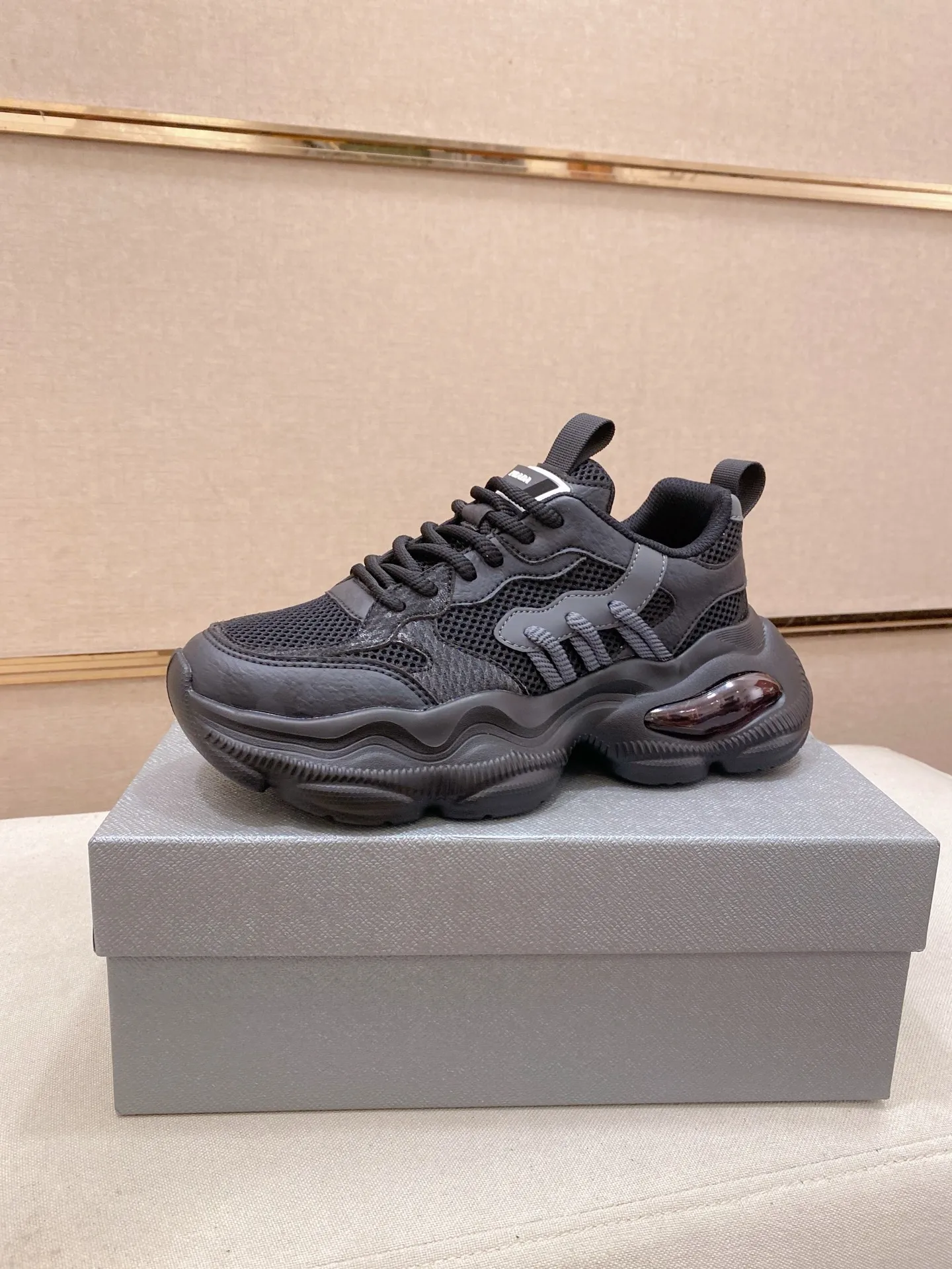 Men's shoes 💰: 462💰 [Prada～Prada] Trendy new styles are on the market. Same style as the official website. Counter quality. Original version. [Strong] [Strong] Imported selected first-layer cowhide. Comfortable and breathable sheepskin lining, fine workmanship, upper layer made of 100% pure cowhide, original last shape, comfortable on the feet, shoe sizes 38 to 44